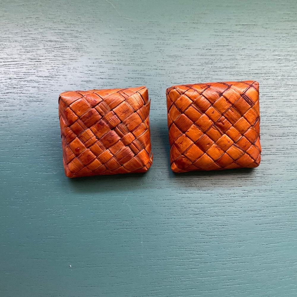 90’s vintage basket weave earrings, light rust in color, 1” by 1”.